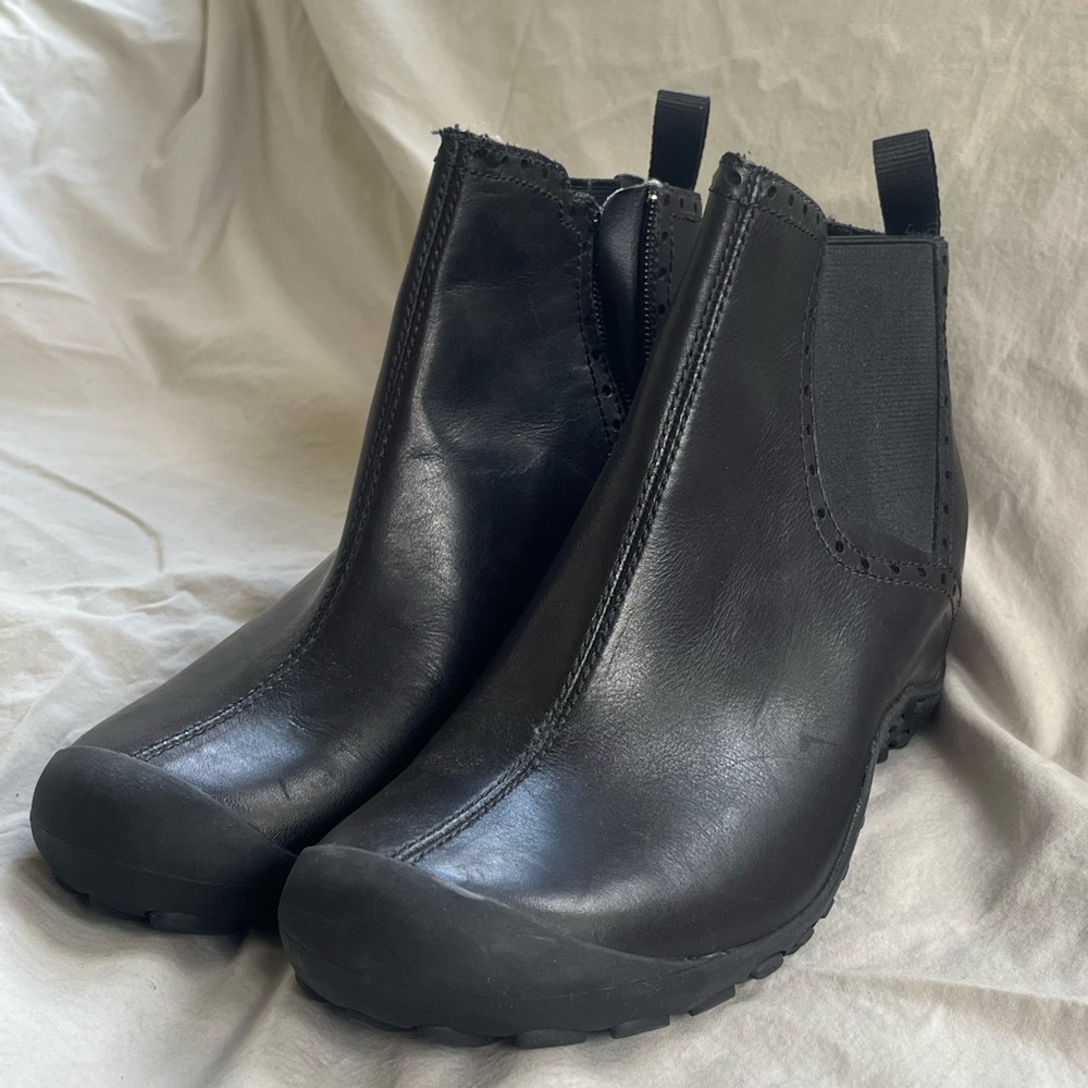Black Leather Merrell Ankle Boots. Waterproof. Women’s Size 7.5.